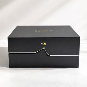 Montre pour homme avec cadran noir et bracelet en cuir, dans un coffret rigide haut de gamme avec logo en feuille d'or et fermeture magnétique - Product Image 6