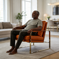 Fauteuil contemporain en cuir caramel avec base en métal laqué laiton pour chaises de salon