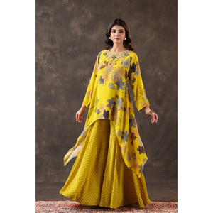 Achetez un ensemble coordonné festif indo-occidental de designer, composé d'une tunique asymétrique à imprimé floral et d'un pantalon palazzo évasé orné. - Product Image 1