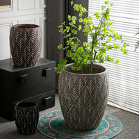 Pot de fleurs décoratif en fibre de verre à motif de feuilles en relief, design en chevrons, gris terre cuite noir