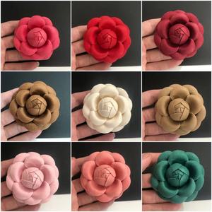 Spilla di fascia alta 6.6cm di flanella spessa doppia faccia con fondo classica camelia sciarpa di fiori bianchi per adulti in poliestere - Product Image 2