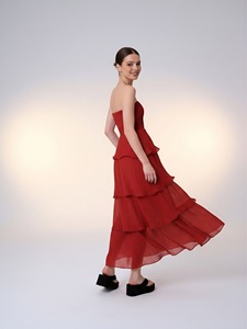 Abito midi da donna rosso con volant a strati e senza spalline - Product Image 4