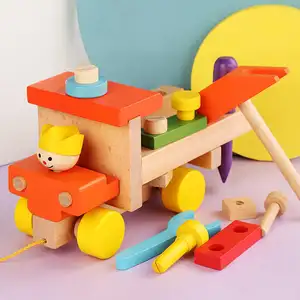 子供たちは木製のネジでおもちゃの車を組み立てて、子供たちの実践能力を養います