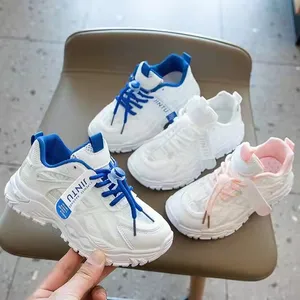 2022 नई आरामदायक सांस बच्चों Outsole के स्नीकर्स सफेद गुलाबी आकस्मिक पु बच्चों चलने चल रहे खेल के जूते