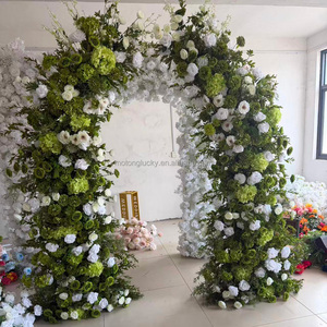 Gelber Hortensien-Bogen mit Goldständer, Weiße Seidenrosen und Eukalyptus-Blätter für Garten-Hochzeiten und Eingangsbereich-Dekoration - Product Image 4