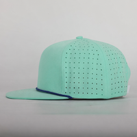 Casquette personnalisée de haute qualité à 6 panneaux avec logo brodé 3D, perforations découpées au laser, visière plate et fermeture snapback à cordon