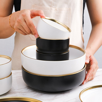 Service de vaisselle en porcelaine de haute qualité au design européen avec bord doré, assiettes blanches, passe au lave-vaisselle et respectueux de l'environnement, idéal pour les mariages