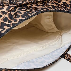 Sac fourre-tout d'été personnalisé en nylon imprimé léopard, sac à bandoulière pour le shopping, sac de plage portable avec fermeture éclair, grande capacité, sac de week-end pour femme - Product Image 4