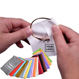 Chiffon de nettoyage pour bijoux en microfibre suédée argentée, personnalisable avec logo imprimé par sublimation, 8x8cm, modèle Xd740 - Product Image 1