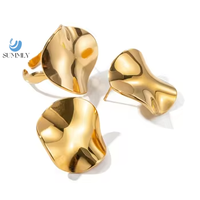 SUMMLY Ensemble de boucles d'oreilles et bagues en acier inoxydable plaqué or 18 carats Étanche Tendance Circulaire Texture plissée pour femmes pour mariages