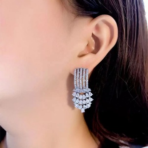 ต่างหูระย้าทรงหยดน้ำประดับเพชรซิคอนทรงลูกแพร์ 3A ชุบโรเดียม ดีไซน์หรูหราสำหรับผู้หญิง งานแต่งงาน รูปทรงพืช ทำจากทองเหลือง - Product Image 6