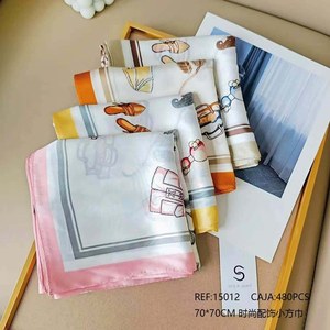 Accessorio di moda, piccola sciarpa quadrata 70x70 cm con stampa, per donna. - Product Image 1