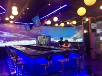 Écran de projection interactif 4K LED immersif 3D holographique pour salle de karaoké, projecteur avec haut-parleur Wi-Fi intégré, publicité portable