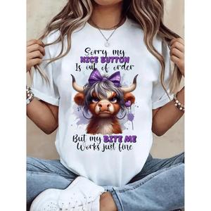 T-shirt divertente con grafica di mucca delle Highland scozzesi per donna, con slogan 'Scusa, il mio bel pulsante è fuori uso', ideale per occasioni casual. - Product Image 1
