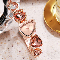 Nouvelle montre à quartz pour femme, de luxe léger, en alliage, avec triangle de diamants irréguliers, haute qualité, vente en gros