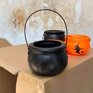 Novedoso Tarro de Plástico para Dulces con Diseño de Bruja Negra y Cubo de Llamas para Fiestas Temáticas de Halloween, Suministros de Decoración - Product Image 5