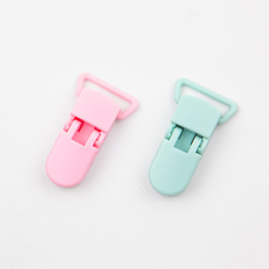 Attache-tétine en plastique couleur unie, corps droit, résistant à l'usure, supportant une charge, accessoire pour bébé de 0 à 12 mois - Product Image 1