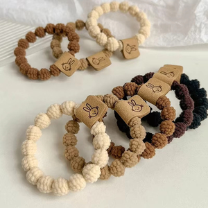 Elastici per capelli elastici con nodo in legno dai toni neutri per l'uso quotidiano - Product Image 3