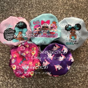 Vente en gros de bonnets pour bébés filles en satin double couche personnalisés avec des personnages de dessins animés pour les filles de 2 à 6 ans - Product Image 3