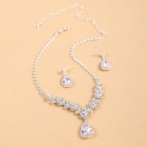 Ensemble de bijoux en strass pour femmes, pour fiançailles et mariage, avec collier plaqué argent et boucles d'oreilles de mariée - Design romantique - Product Image 4