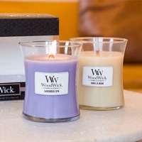 Coffret cadeau de luxe fait main pour la Saint-Valentin Bougies parfumées en cire de soja dans des tasses en verre transparent Fleurs fraîches conservées
