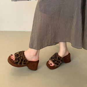 2025 Otoño Invierno nuevo fondo grueso peludo ropa de abrigo zapatillas Cabeza Cuadrada <span class=keywords><strong>Retro</strong></span> leopardo patrón cuña tacón zapatillas para mujer - Product Image 4