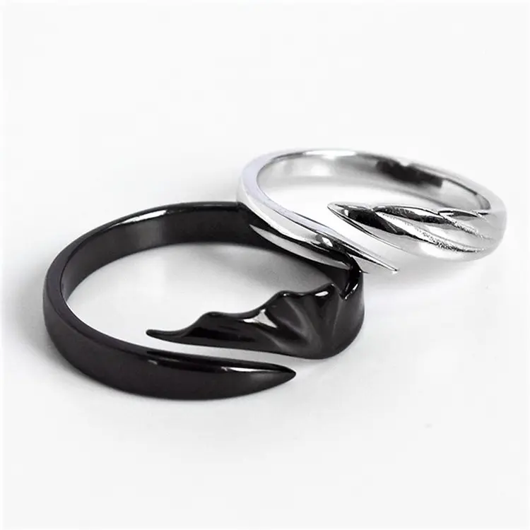 Un par de anillos de apertura para el dedo con un elegante diseño de alas en blanco y negro, anillos de pareja de Diablo y Ángel de moda para hombres y mujeres