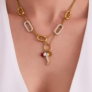 Collar de Cadena con Colgante de Circonita Cúbica con Diseño Deportivo para Mujer, Estilo Multi-accesorio, Chapado en Oro de 18k sobre Acero Inoxidable - Product Image 3