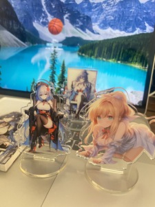 Exhibidores de Acrílico Personalizados al por Mayor, Impresión de Obras de Arte Personalizadas, Soporte de Acrílico Transparente para Escritorio, para Regalos de Exposiciones de Cómics - Product Image 5