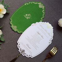 Menú de Boda en Terciopelo Verde Salvia con Monograma y Texto en Dorado, Menús de Boda con Borla