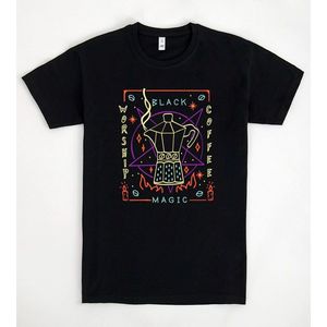 Camiseta Black Magic Coffee, camiseta gráfica unisex con cuello redondo para adultos - Product Image 1
