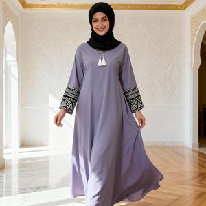 Vestido Abaya Tradicional Moderno con Bordado Estampado, Proveedor Mayorista de Dubái, Material de Tela China para Mujeres Musulmanas - Product Image 3