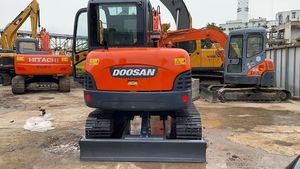 Mini-excavatrice sur chenilles Doosan DH60 d'occasion, faible nombre d'heures, petite pelle pour projets de jardinage et municipaux - Product Image 3