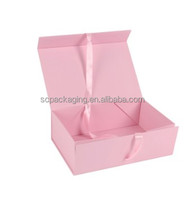 Boîte cadeau rigide de luxe personnalisée en matériaux recyclés avec fermeture magnétique blanche pour l'emballage de chaussettes et de perruques, avec carton et ruban