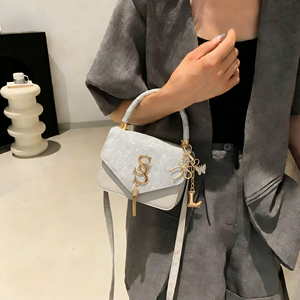 알파벳 액세서리 여성 패션 트렌디 심플 크로스바디 숄더백 작은 사각형 싱글 스트랩 지퍼 PU 가죽 도매 - Product Image 1