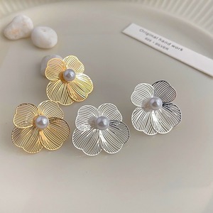 <span class=keywords><strong>Orecchini</strong></span> a Perno Minimalisti con Fiore Traforato, Placcati in Oro 14K, con Perla in Ottone e Perno in Argento, Gioielli per Donne - Product Image 1