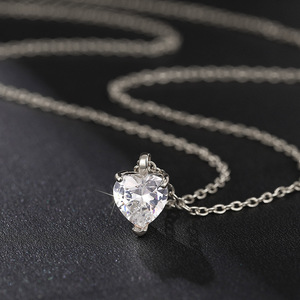 Collana con ciondolo a forma di cuore romantico per donna, gioielli minimalisti per l'uso quotidiano - Product Image 6