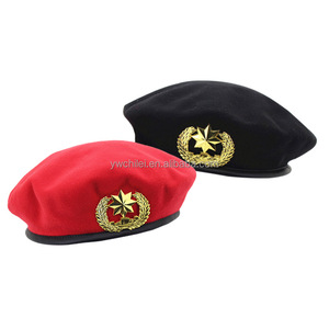 Béret en Laine Étoile à Huit Branches Rouge Carré pour Danse - Product Image 1