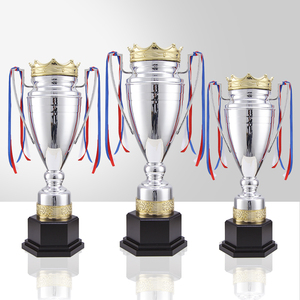 Nouveau Trophée Sportif Métallique Haut <span class=keywords><strong>de</strong></span> Gamme Personnalisé Grande Taille avec Couronne Dorée et Rubans pour Champions <span class=keywords><strong>de</strong></span> Football - Product Image 2