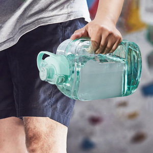 Botella de agua deportiva de plástico sin BPA de gran capacidad de 87 onzas, tapa abatible con un solo toque, a prueba de fugas, con mango de agarre cómodo para gimnasio y exteriores - Product Image 1