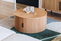 Table basse en bois moderne et durable avec design cannelé en noyer, porte coulissante et étagère ouverte pour le rangement dans le salon