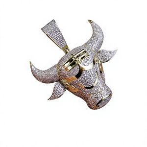 Colgante de Lujo con Cabeza de Toro de Moissanita Plateada, Micro Pavé, Corte Redondo, Unisex, para Uso Diario, Amuleto Temático - Product Image 1