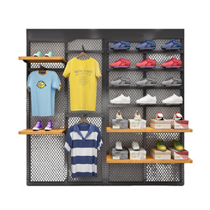 Étagère de présentation moderne sur pied pour vêtements et chaussures, idéale pour les équipements sportifs et les magasins de basketball - Construction en fer et bois - Product Image 4