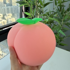 Grandes décorations réalistes en forme de pêche et de fraise à presser, super douces, pour la relaxation des mains et le soulagement du stress, en stock, vente en gros - Product Image 1