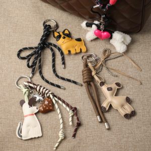 Colección de Osos de Peluche de Cuero PU Playful Punch, Lindos Colgantes 3D de Ganchillo con Nudos de Cuerda Coloridos, Llaveros Suaves y Adornos para Bolsos - Product Image 1