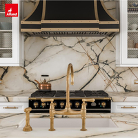 Armoires de cuisine Allandcabinet en bois laqué mat noir et blanc avec marbre Calacatta