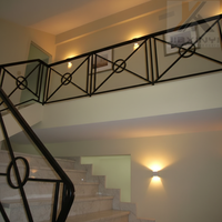 Rampe d'escalier moderne en fer avec design minimaliste, résistante à la rouille, à fixation au sol