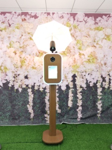 Cabina de Fotos Portátil Vintage de Fácil Montaje con Acabado de Madera para Bodas y Fiestas, Compatible con DSLR, Selfies y iPad - Product Image 2