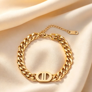Bracciale a catena cubana in acciaio al titanio unisex con doppia lettera D, placcato oro, anallergico, gioiello da festa, regalo, per uso quotidiano - Product Image 1