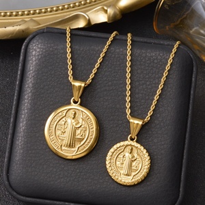 Collier Pendentif Unisexe Religieux Chrétien Médaille Sainte Chaîne Corde en Acier Inoxydable Plaqué Or 18 carats Vente en Gros - Product Image 1